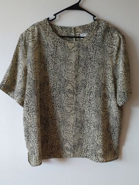 Modern Essentials Women's Short Sleeve Animal Print Top in  Shoulder Pads XL